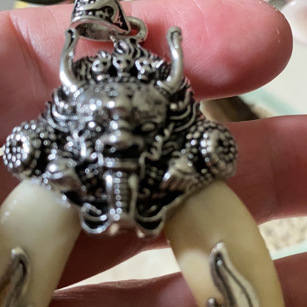 Antique dog teeth with engraved  dragon pendent - Picture 6 of 7